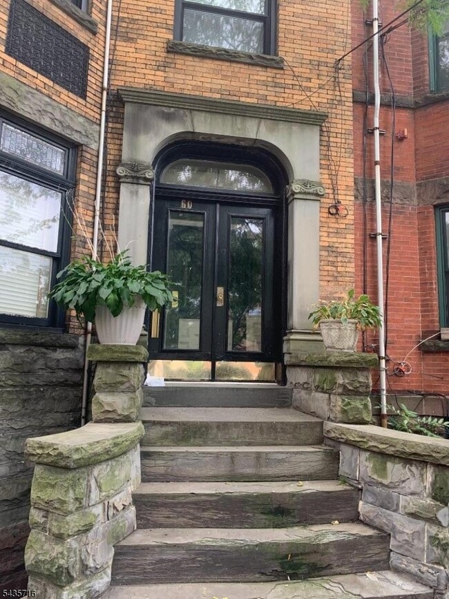 Building Photo - 60 James St