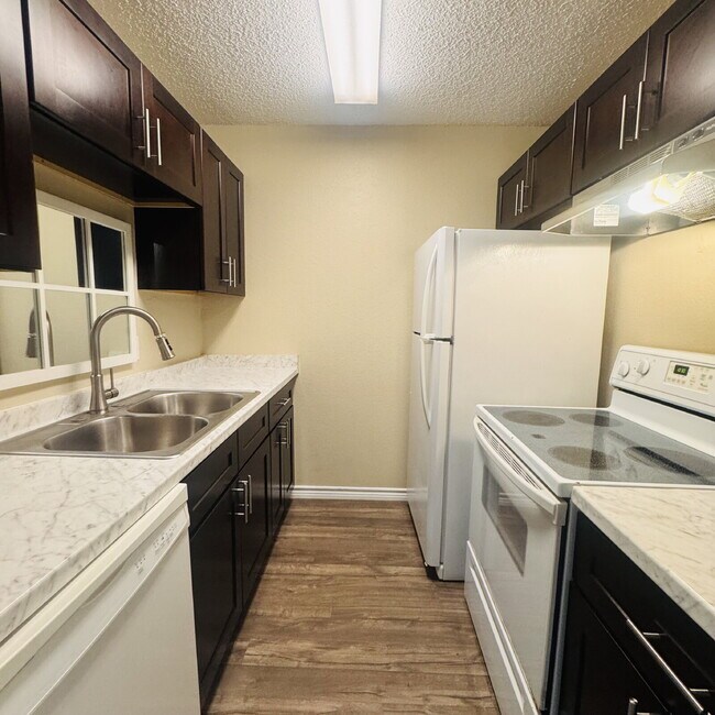 Foto del edificio - Welcome home to your new oasis at Camden Condominium in Groves, TX!