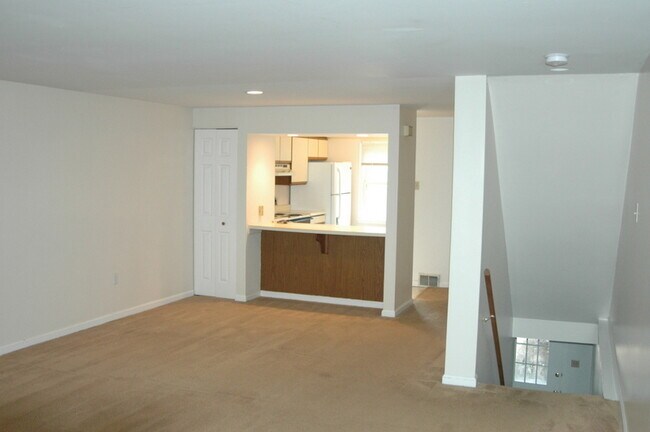 Breakfast Bar - 613 Windsor Ave Townhome