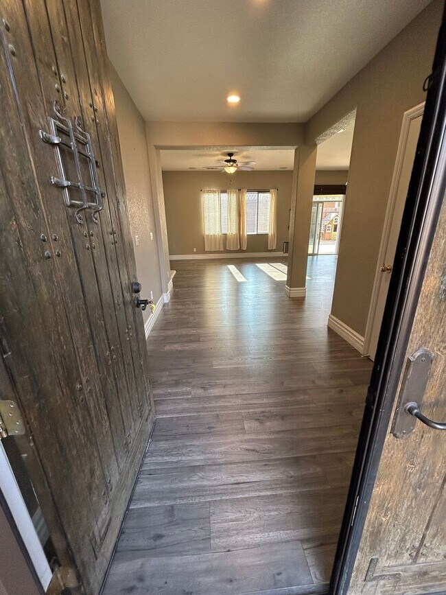 Foto del edificio - 3 Bedroom 2 bathroom with a bonus room and Solar in NW Visalia!