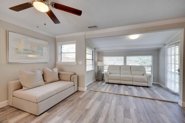 Foto del edificio - 224 E Kelly Park Rd