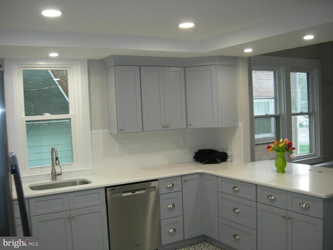 Building Photo - 336 Highland Ave