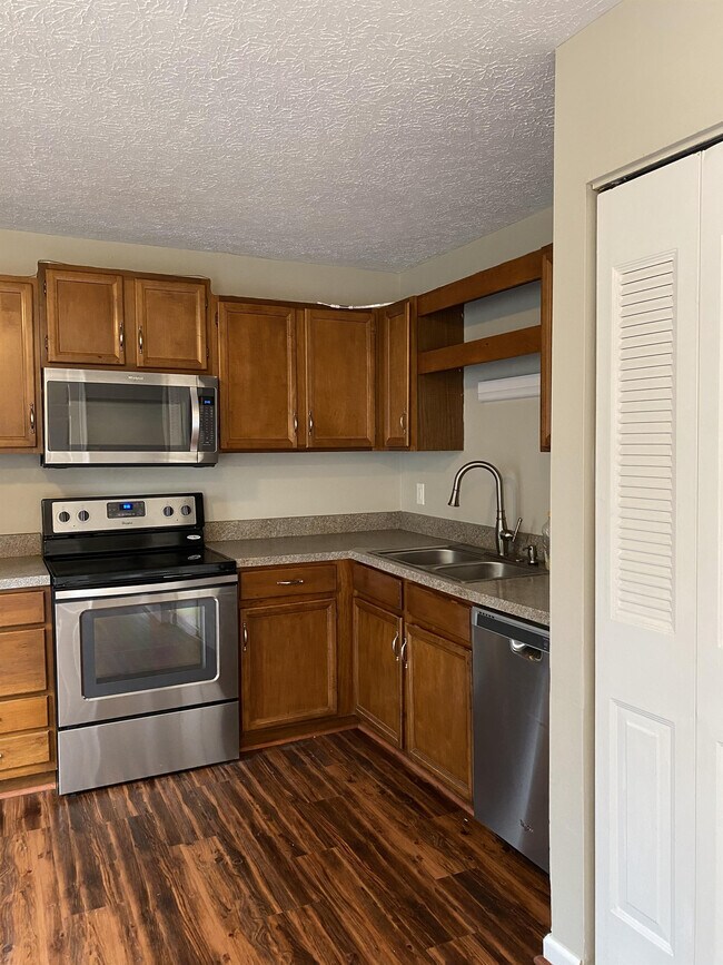 Building Photo - 1417 Ashbourne Dr