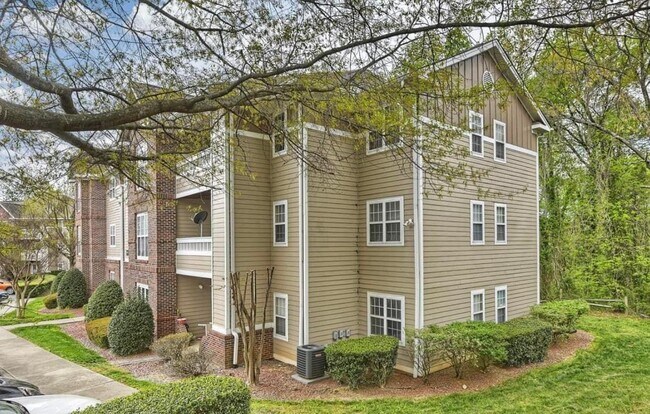 Foto del edificio - 9811 Campus Walk Ln