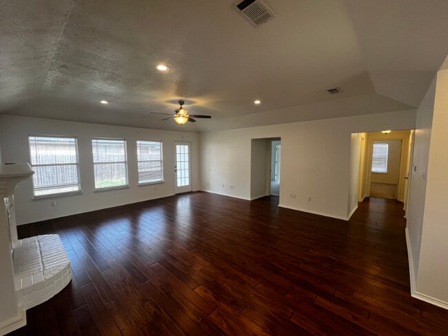 Building Photo - 701 Stonebrooke Dr