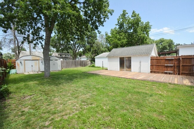 Building Photo - Charming 2-Bedroom Home For Rent Near East...