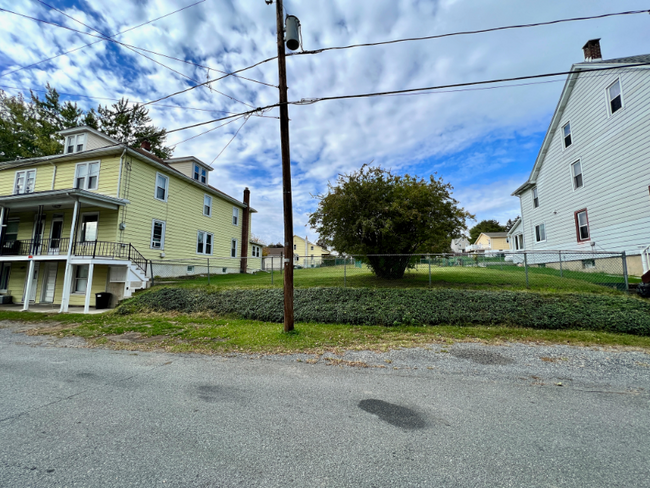 Building Photo - 127 Walnut St