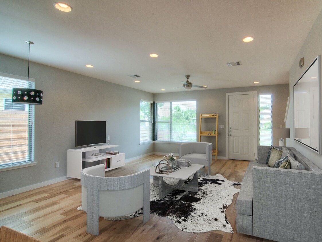 Primary Photo - UT PRE-LEASE: North Campus house, 2014 con...