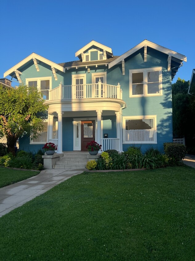 Building Photo - 713 S Bronson Ave