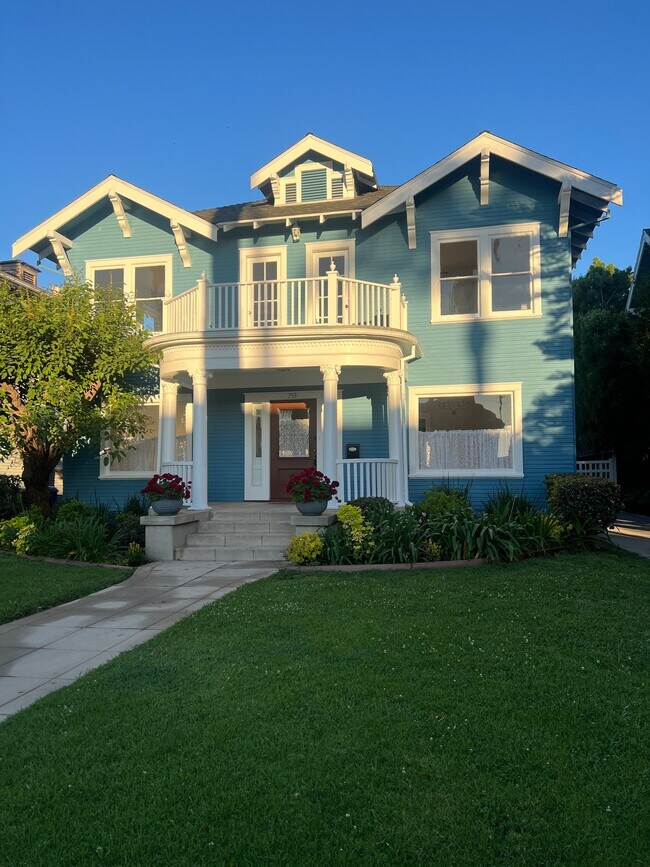 Vista frontal de la casa - 713 S Bronson Ave