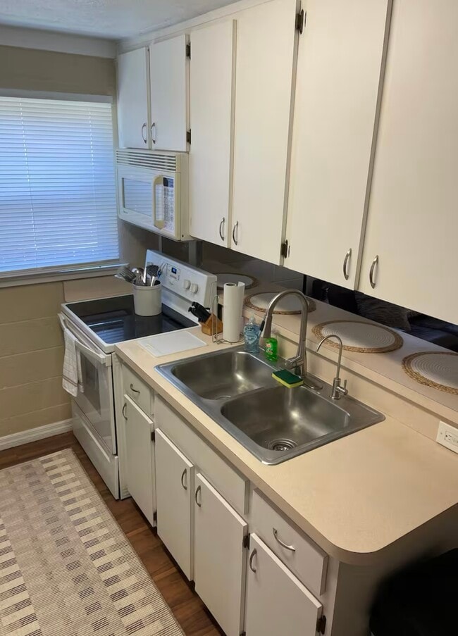 Building Photo - 2317 SW 2nd St