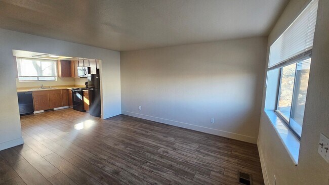 Building Photo - 2 Bedroom Close to UNR