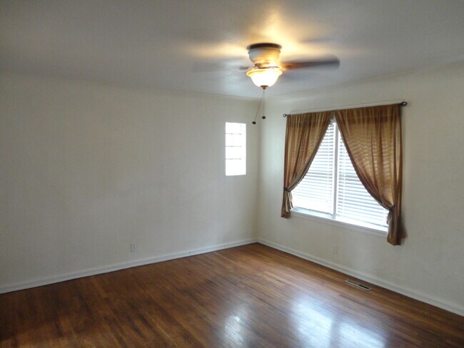 Foto del edificio - Charming Duplex with Washer/Dryer and Fenc...