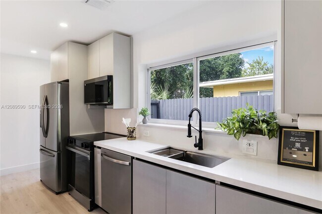 Building Photo - 3056 NE 14th Ave