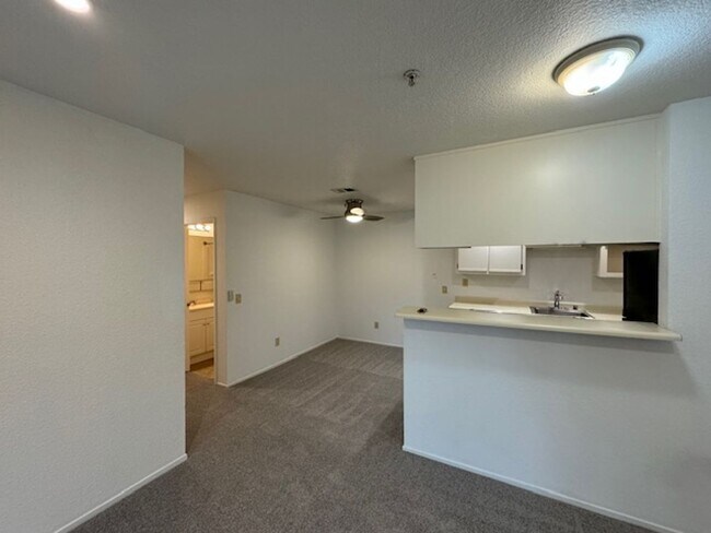 Foto del edificio - Beautiful 3 Bedroom, 2 Bathroom Upstairs C...