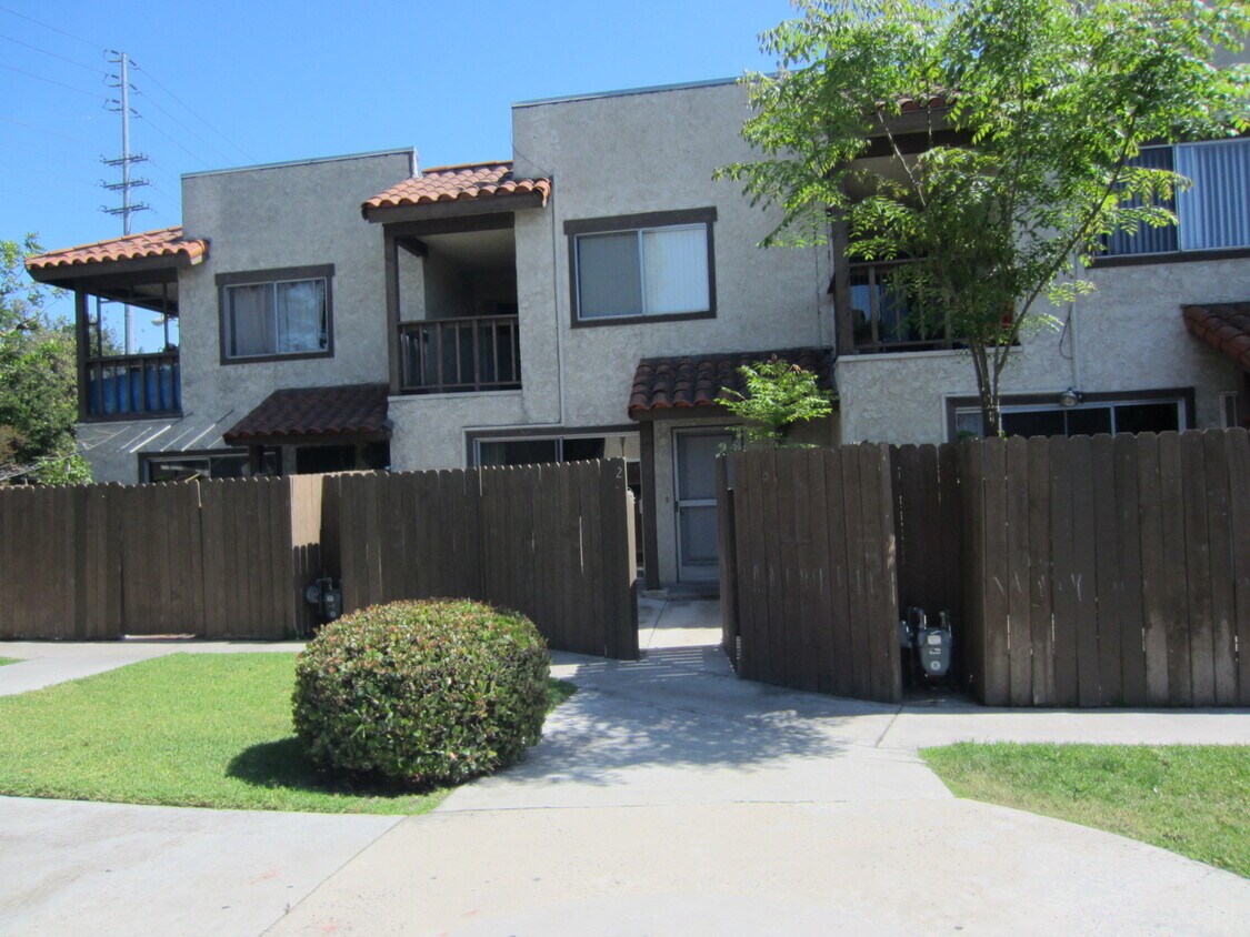 Primary Photo - Garden Grove 3 bedroom 2 1/2 bathroom Town...