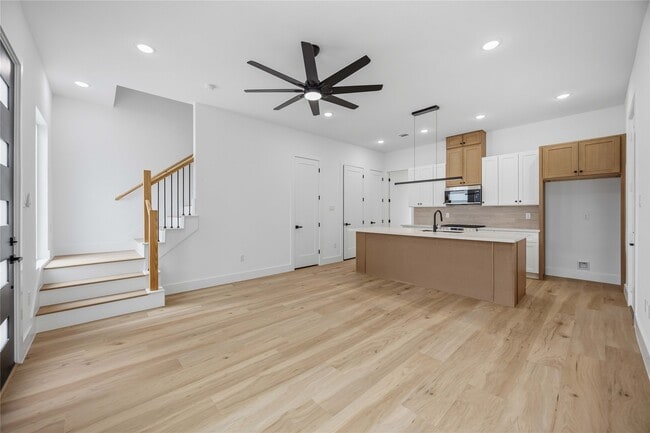 Building Photo - 9019 Comal St