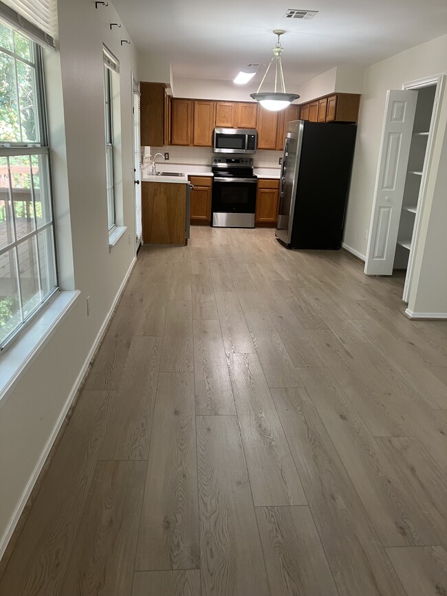 Foto del edificio - 8631 Golf Creek Dr