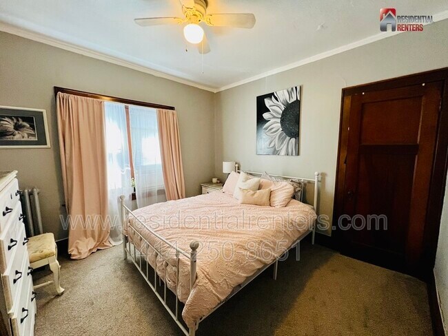 Foto del edificio - 3047 S Howell Ave