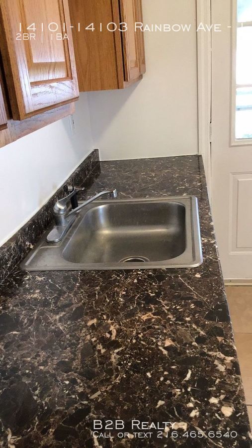 Building Photo - Large Westside Duplex ready to call home!