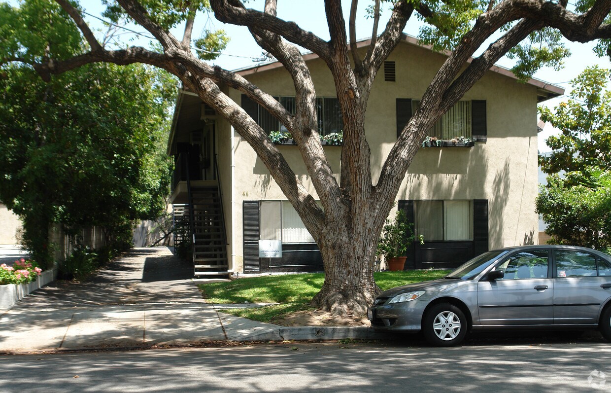Foto del edificio - 44 N Oak Ave