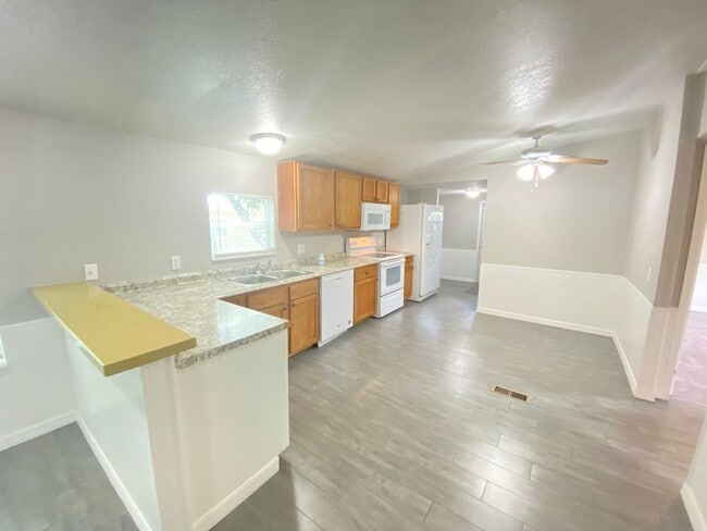 Foto del edificio - Charming 3-Bedroom, 2-Bath Home with Fence...