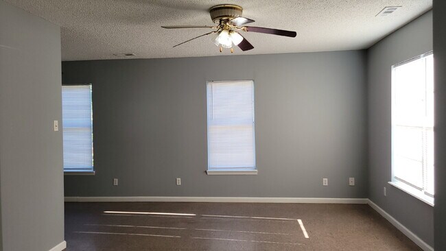 Foto del edificio - Section 8 Accepted!!!  "3-Bed Retreat on M...