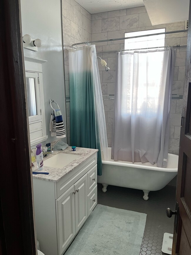 Building Photo - 1646 W Byron St