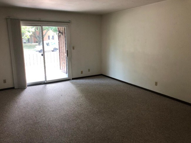 Building Photo - 1931 Canterbury Dr