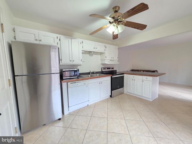 Building Photo - 13 Sailors Way