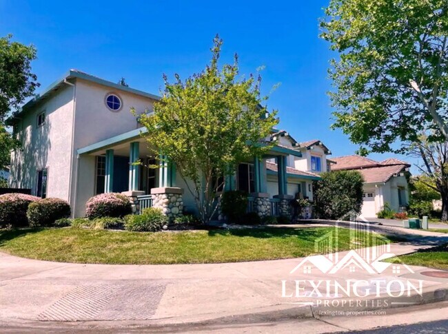 Foto del edificio - Stunning, 5BD/3BA Home, in West Sacramento with a Pool and BBQ!