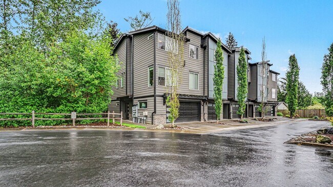 Foto del edificio - Modern Corner Townhome with Split AC & 2-Car Garage Near Alderwood Mall