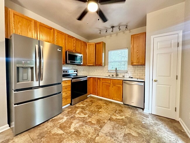 Building Photo - 3 story 3/BR 2.5 BA in the heart of Cool Springs and minutes from the Factory in Franklin!