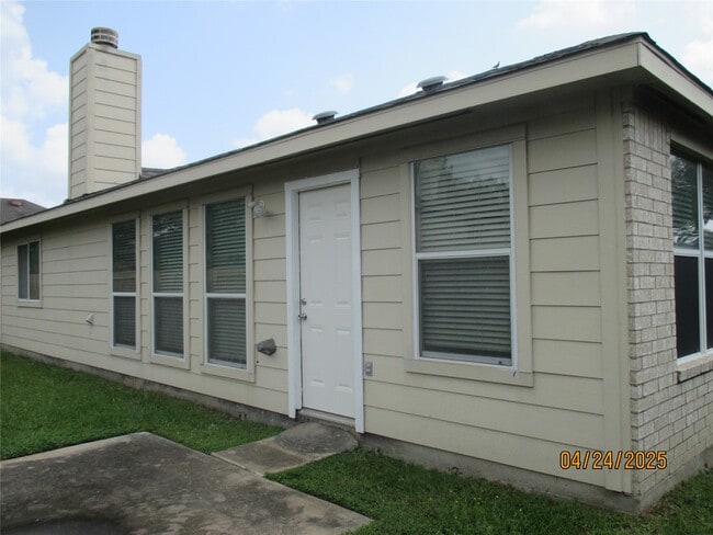 Foto del edificio - 5531 Poplar Terrace Ln