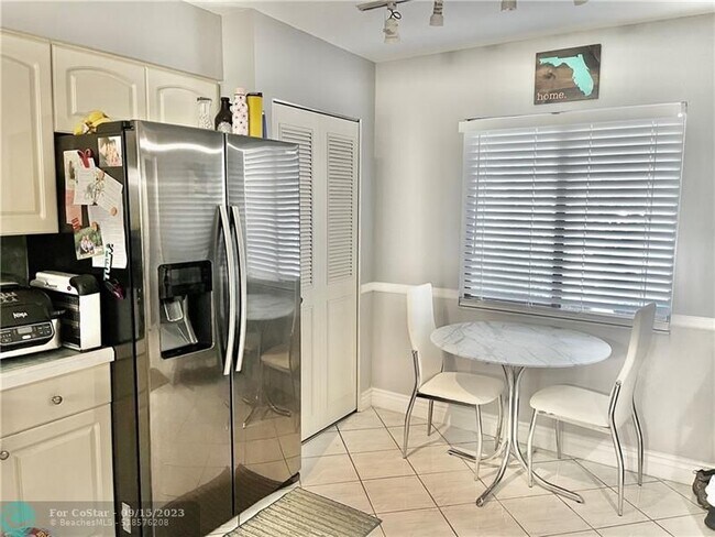 Building Photo - 2200 S Cypress Bend Dr