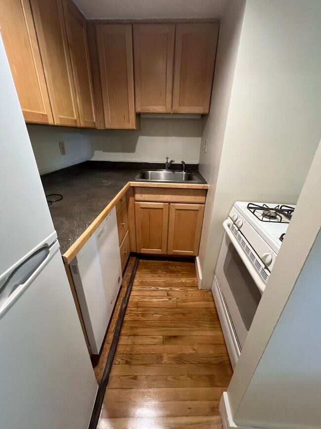 Building Photo - 8 Colliston Rd