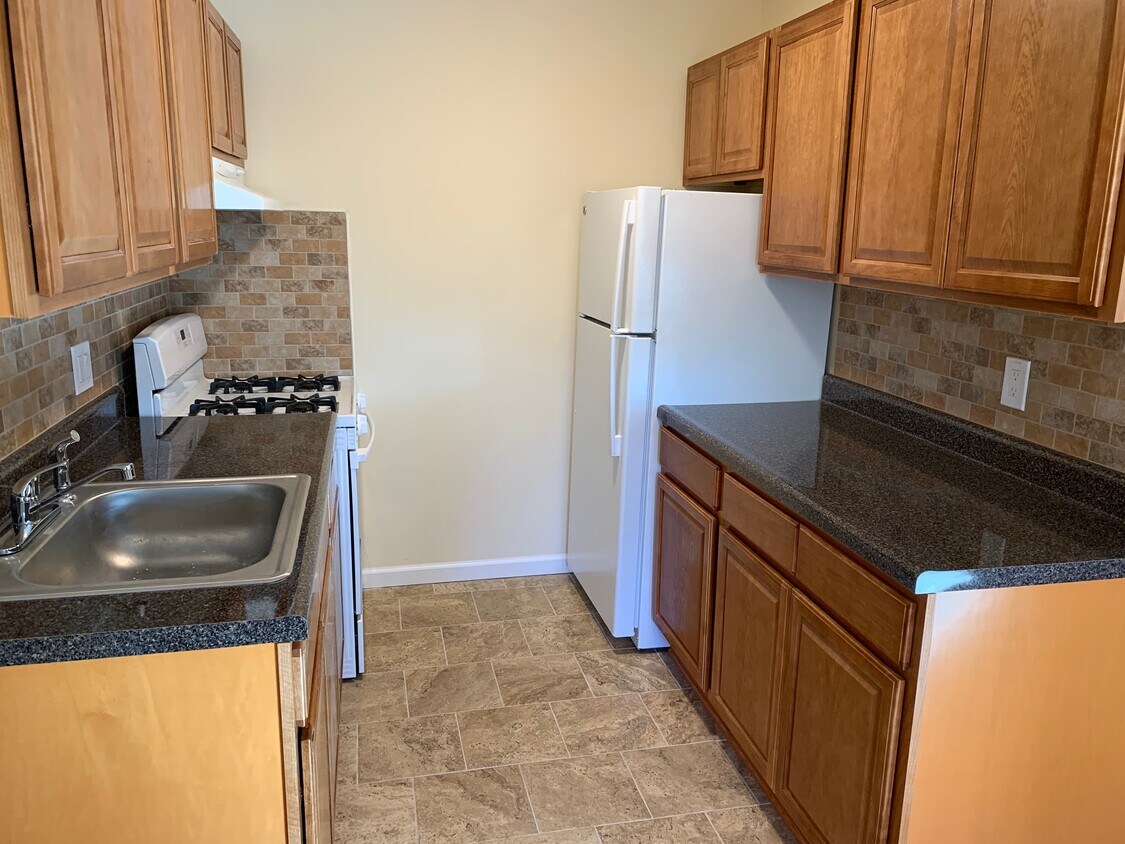 fully applianced kitchen - 16 Waldron Ave