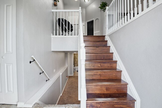 Building Photo - Updated 4 Bed 2 Bath Home Centrally Locate...