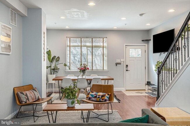 Building Photo - 1935 W George St