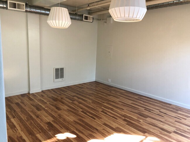Building Photo - 1320 4th St