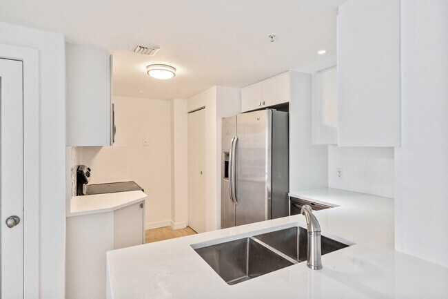Building Photo - 701 Brickell Key Blvd