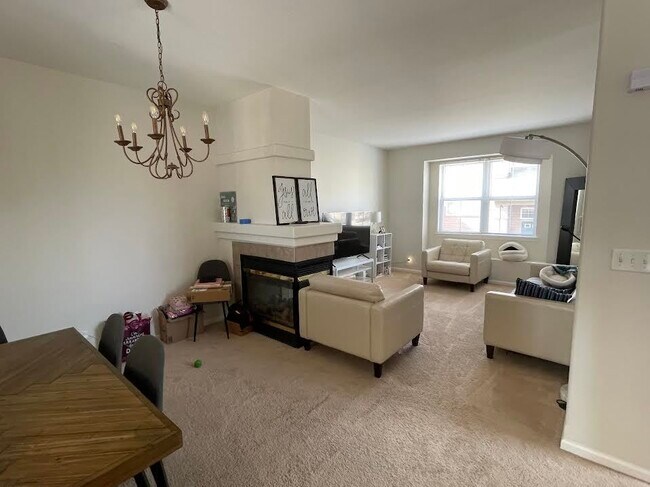 Foto del edificio - 1040 N Claremont Dr