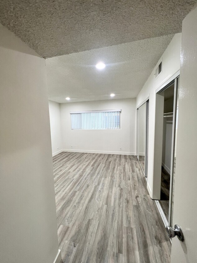 Foto principal - 144 S Doheny Dr