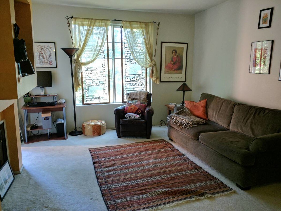 Family Room - 280 Caldecott Ln