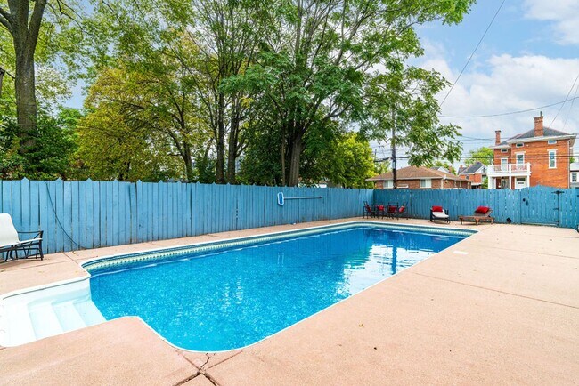 Foto del edificio - Huge Brick House in Victorian Village/Short North, Beautiful Woodwork 3 Car Garage and Swimming pool