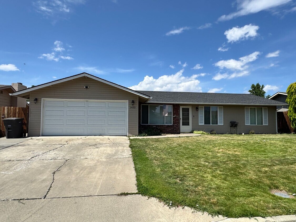 Foto principal - 31st Ave 4 Br, Dbl Garage, All New Carpet