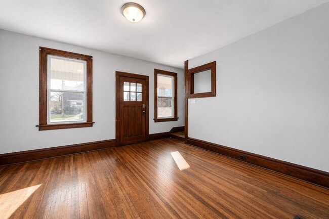 Building Photo - 398 E Northwood Ave