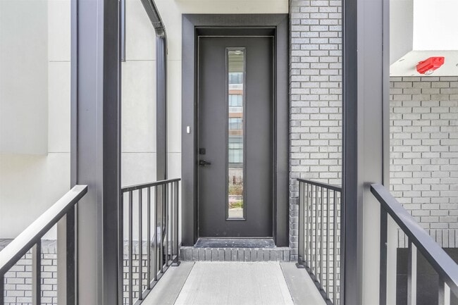 Building Photo - 466 Jane St
