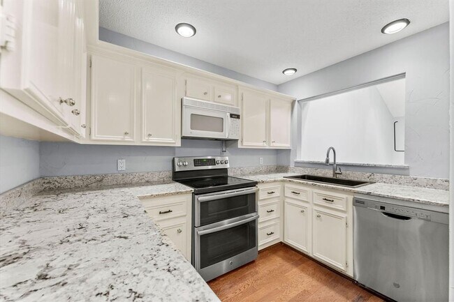 Building Photo - 3810 Knollcrest Dr