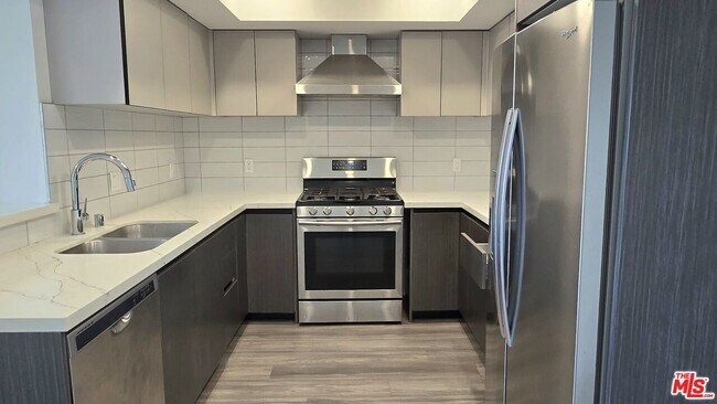 Foto del edificio - 5030 Rosewood Ave